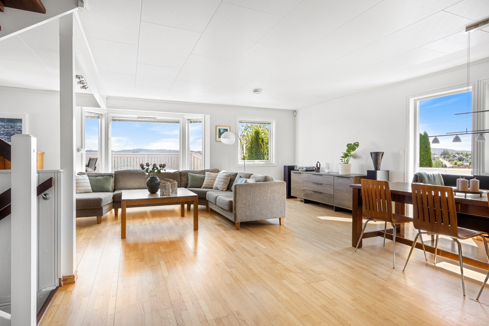 Boligens hovedplan består av et stort og åpent allrom med stue og kjøkken i delvis åpen løsning. Galleribilde