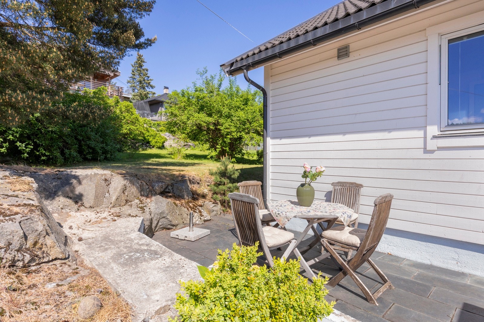 Hyggelig sitteplass rett på utsiden av kjøkkenet. Galleribilde