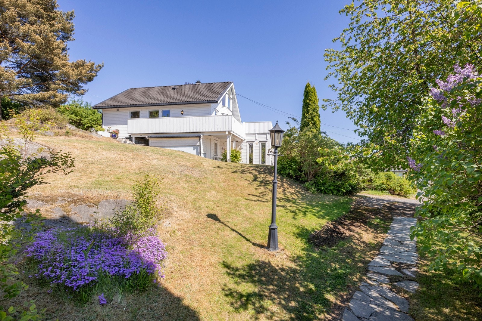 Velkommen til innholdsrik enebolig beliggende i et høydedrag med flott utsikt. Galleribilde