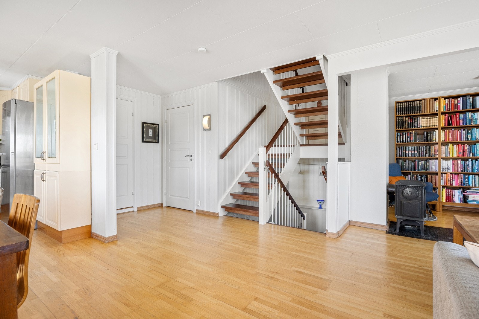 Trapperom fra underetasje og til 2. etasje. Galleribilde