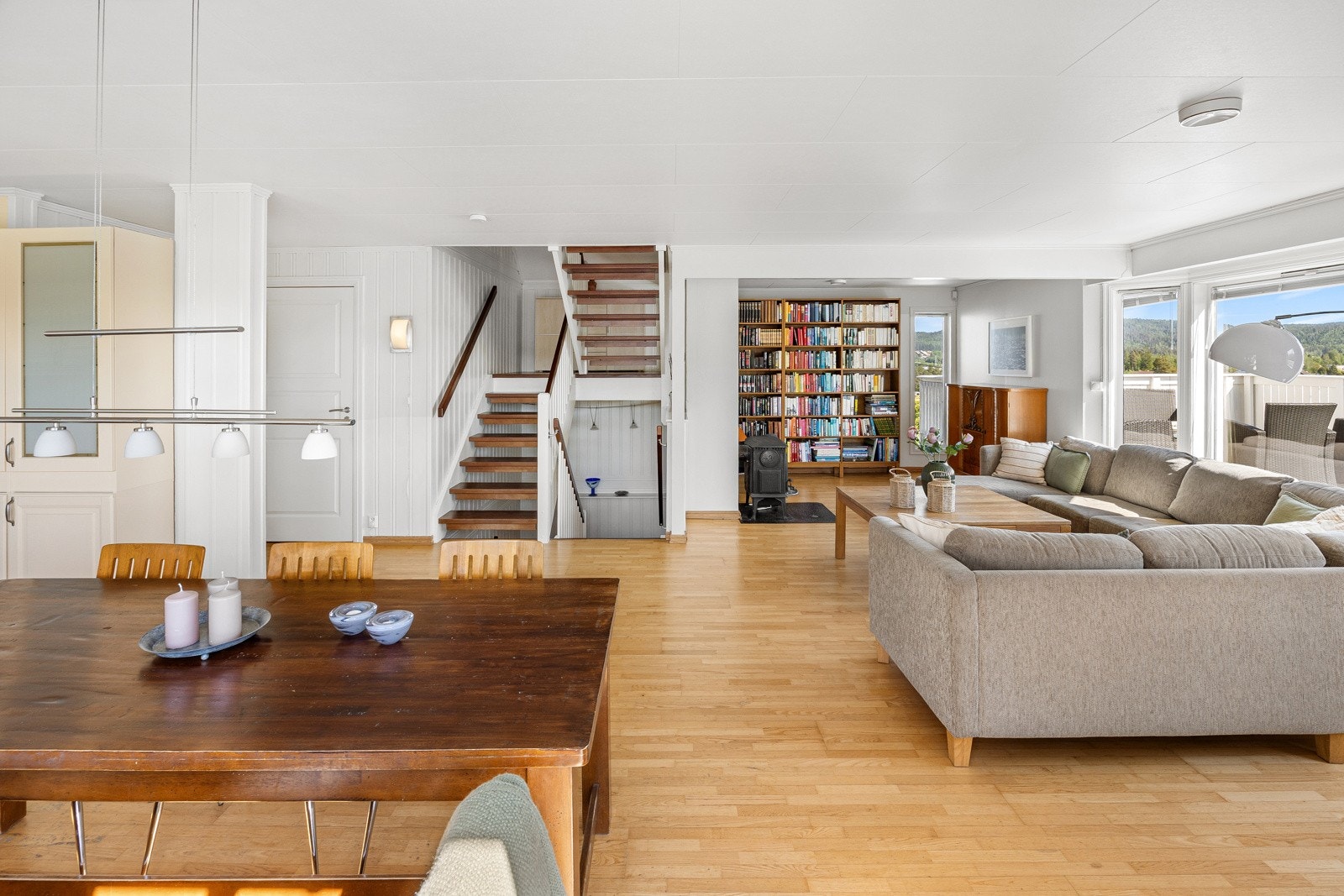 Lyst og luftig i stuen. Galleribilde