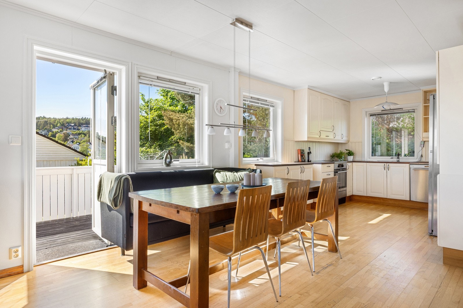 Fra spisestuen er det utgang til den store terrassen i front, med trapp ned til hagen og den hellelagte uteplassen. Galleribilde