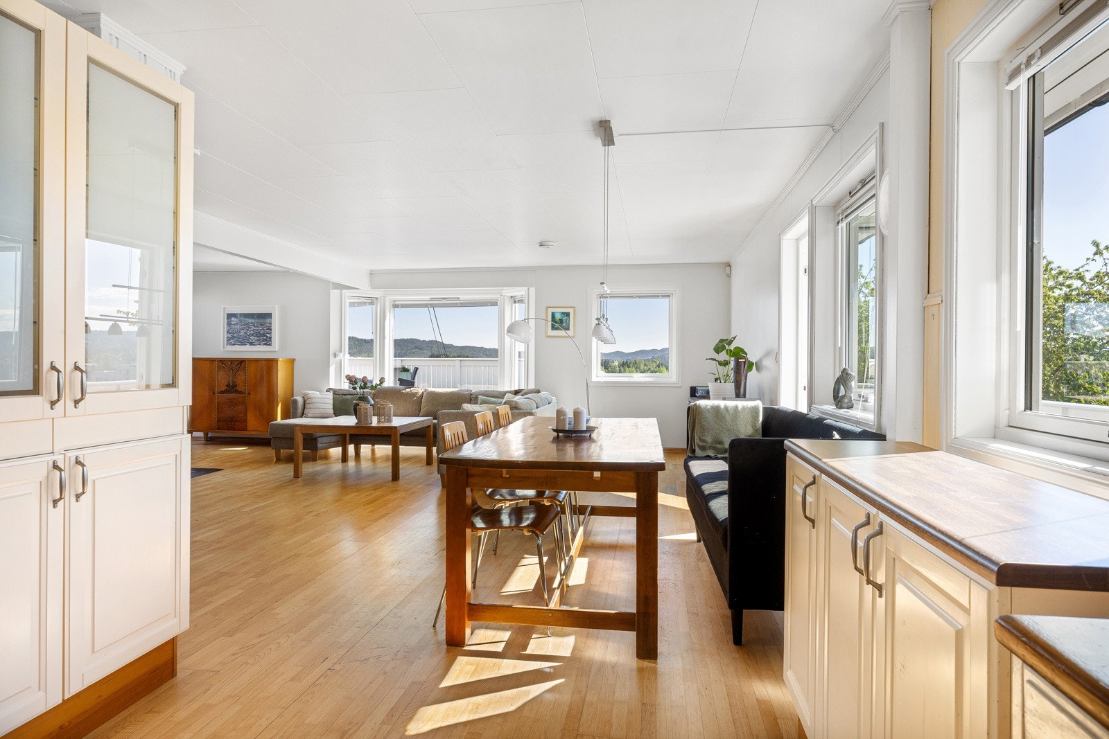 Den sosiale planløsningen innbyr til hyggelige middager og familieselskaper. Galleribilde