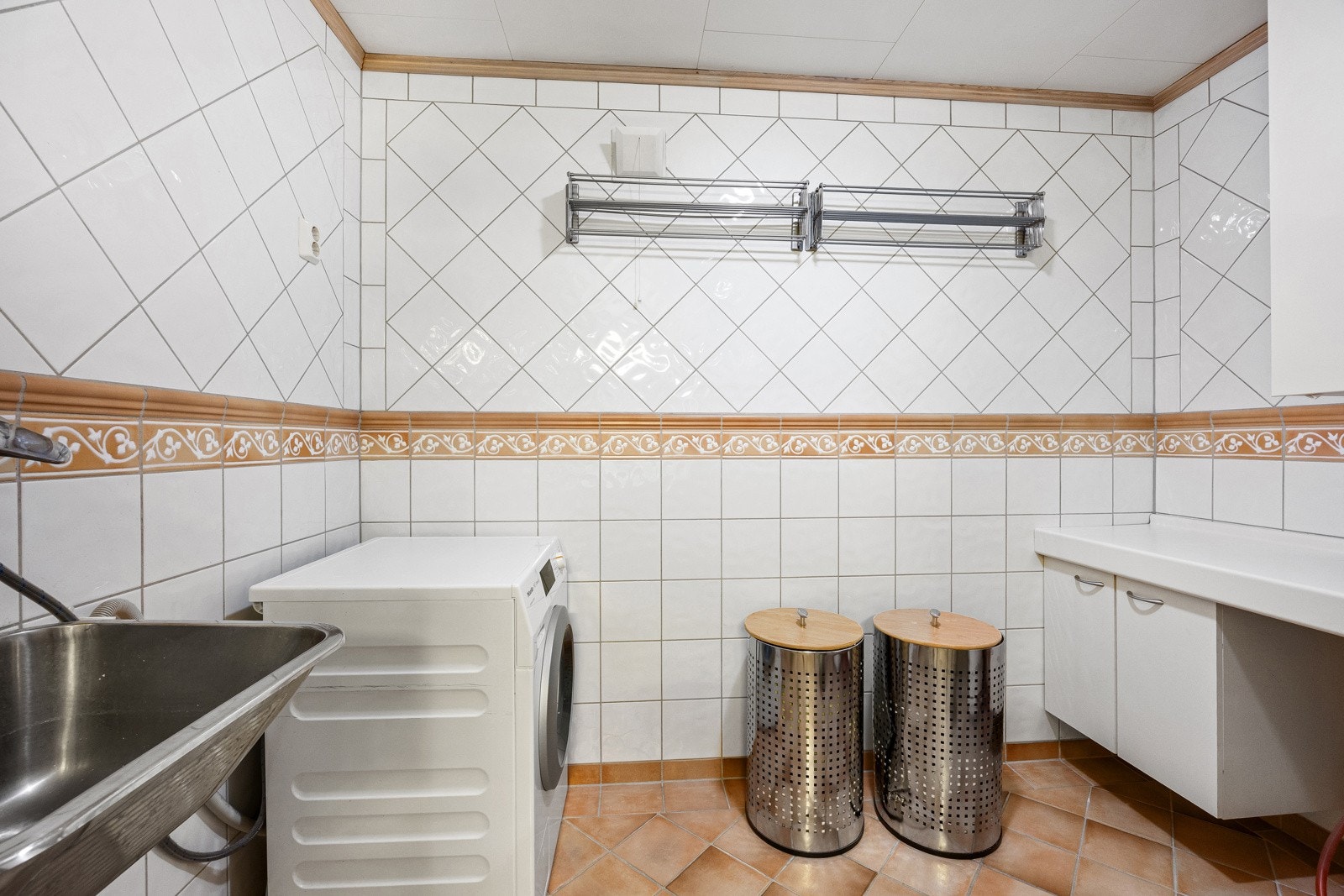 Baderommet har opplegg for vaskemaskin og vaskekum Galleribilde