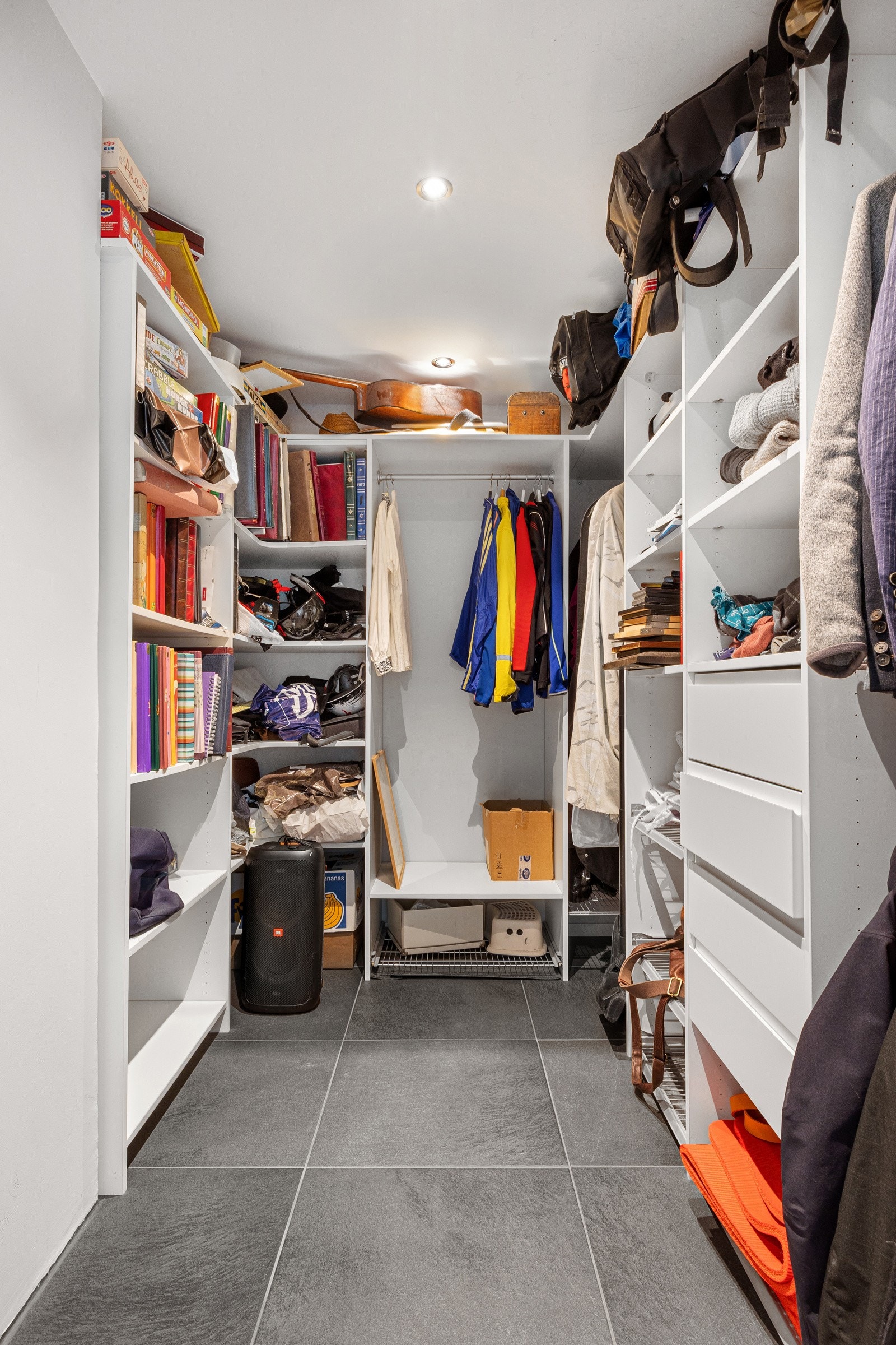 Innerst i gangen er det en praktisk romslig bod. Rikelig med plas for en storfamilie. Galleribilde