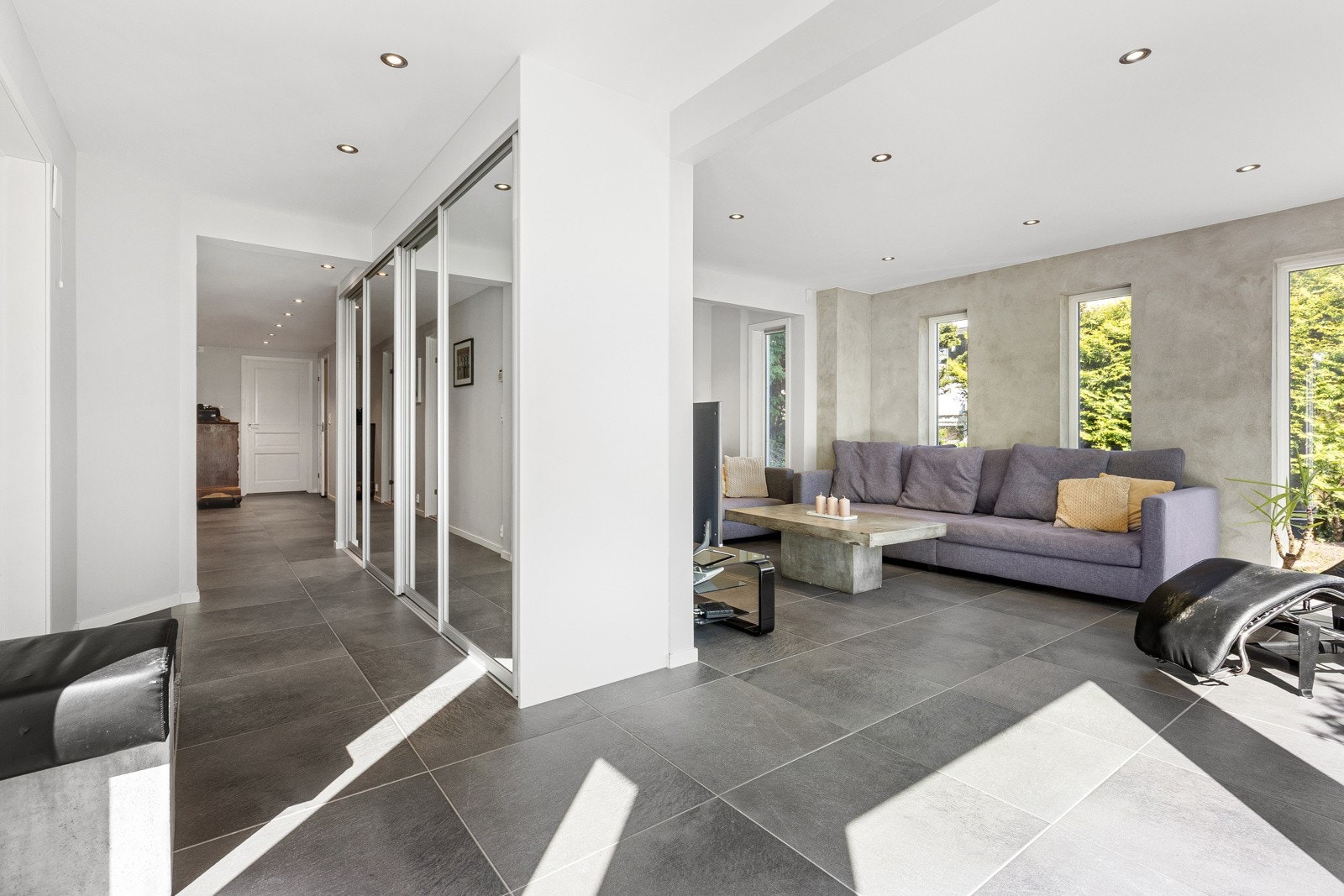 Underetasjen har en stor og innbydende hall med store gulvfliser og slette, malte veggflater. Galleribilde