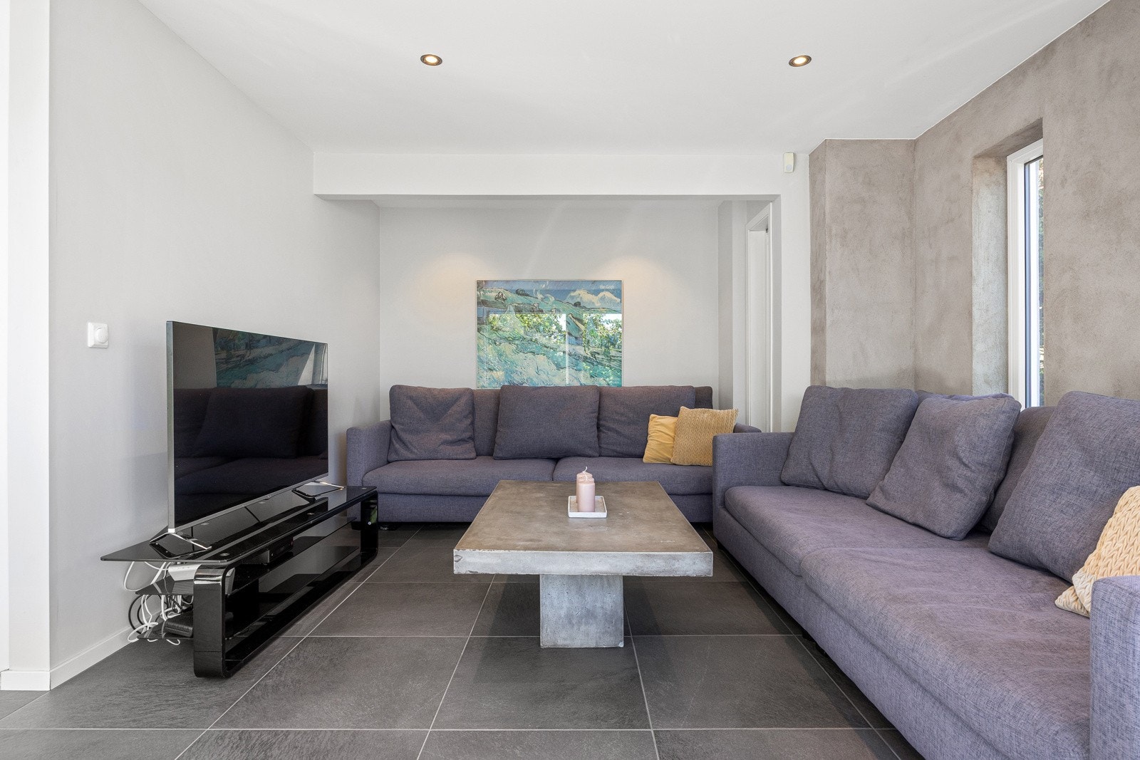 Den nye delen inneholder en lys og luftig TV-stue med store vindusflater som gir godt med naturlig lys og en behagelig atmosfære. Galleribilde