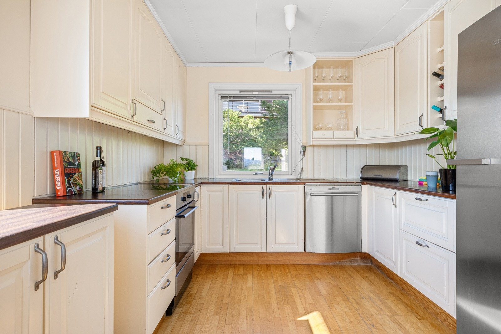 Kjøkkenet ligger i den ene enden av rommet og er utformet i en praktisk U-løsning med god benkeplass og rikelig med skap. Galleribilde