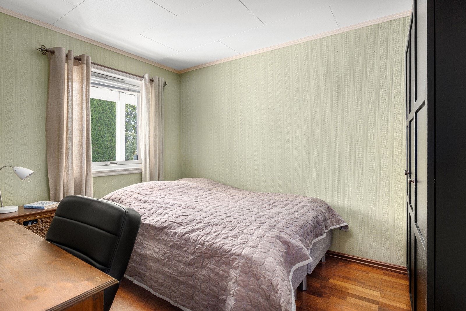 Romslig hovedsoverom med plass til dobbeltseng, nattbord og garderobeskap. Galleribilde