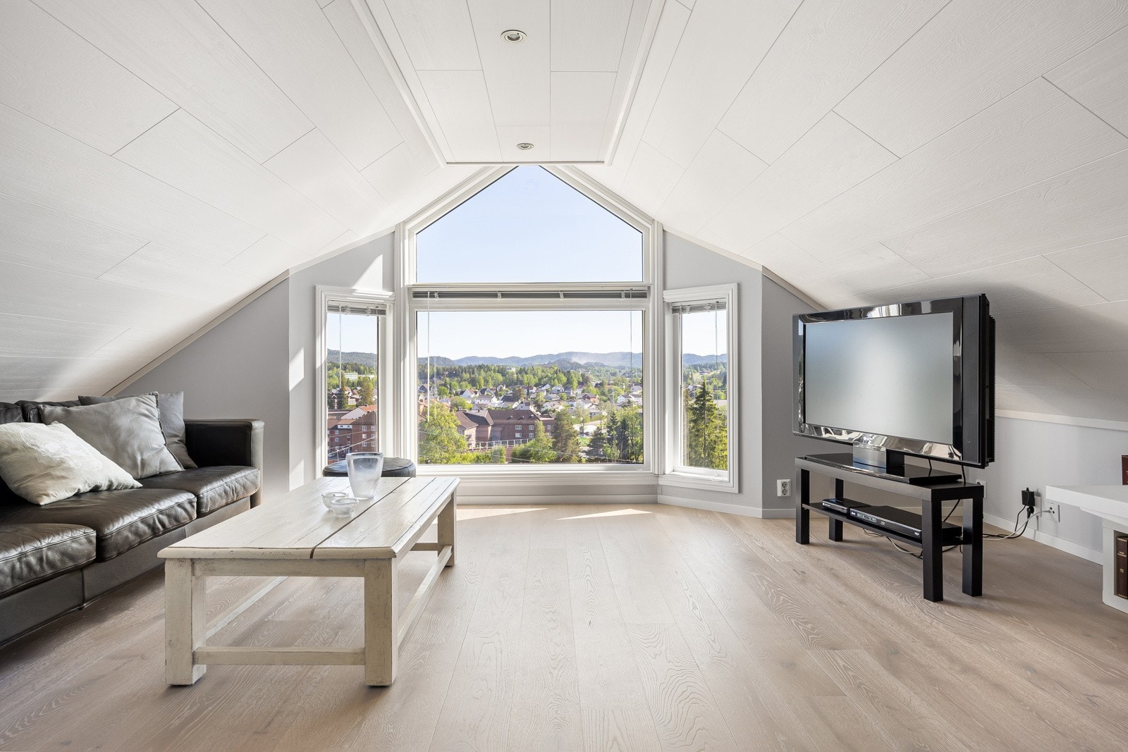 Hele andre etasje består i dag av to store rom som benyttes som stue og soverom. Galleribilde