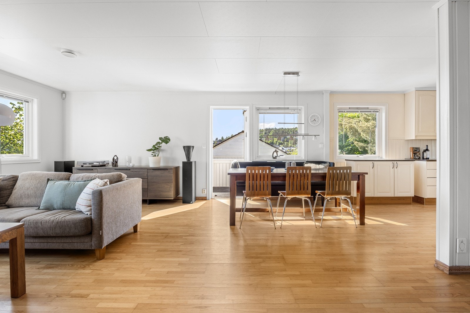 Stuen er stor og luftig, med god plass til både spisebord og sofagruppe. Galleribilde