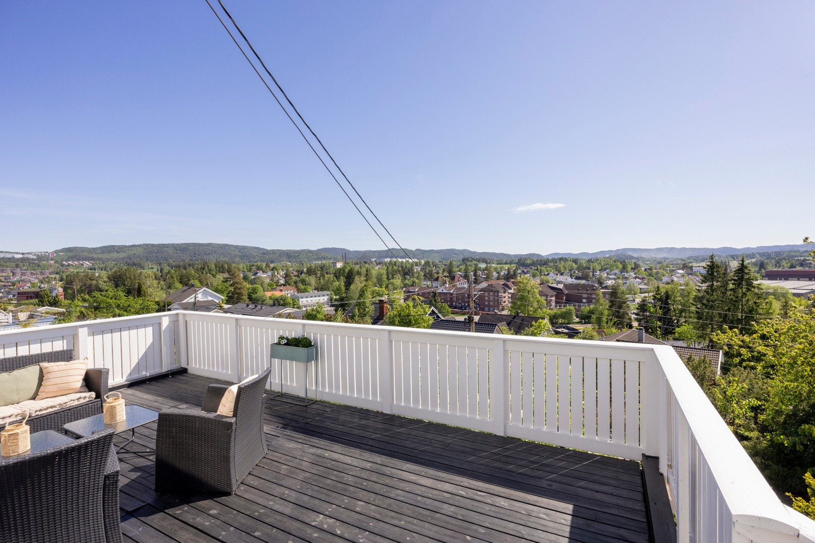 Det er god plass til både utemøbler, solsenger, utekjøkken og jacuzzi - perfekt for avslapning og sosiale sammenkomster i sommerhalvåret. Galleribilde