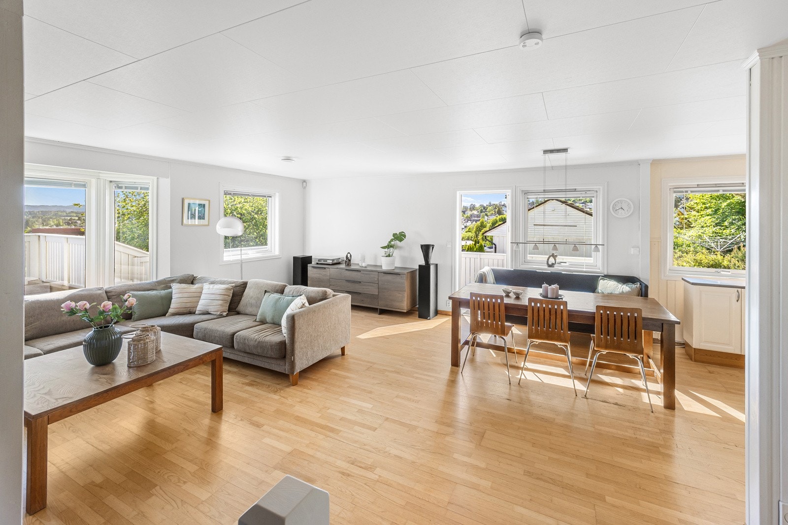 Vinduer på tre sider gir rommet svært gode lysforhold gjennom hele dagen. Galleribilde