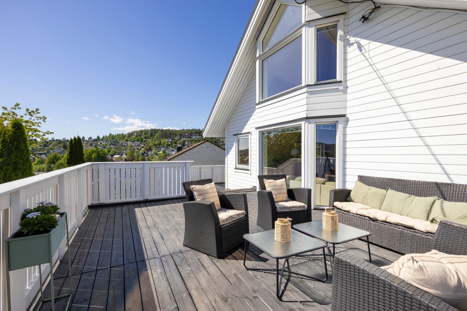 Stor og solrik terrasse med utsikt over Fjellhamar. Galleribilde