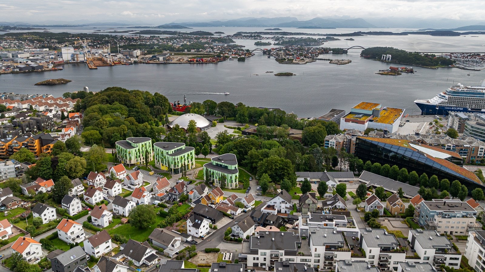 Fra Byhaugen kan man fortsette videre til Vålandstårnet eller ned mot Mosvatnet, som har en populær og barnevennlig tursti rundt vannet. Galleribilde