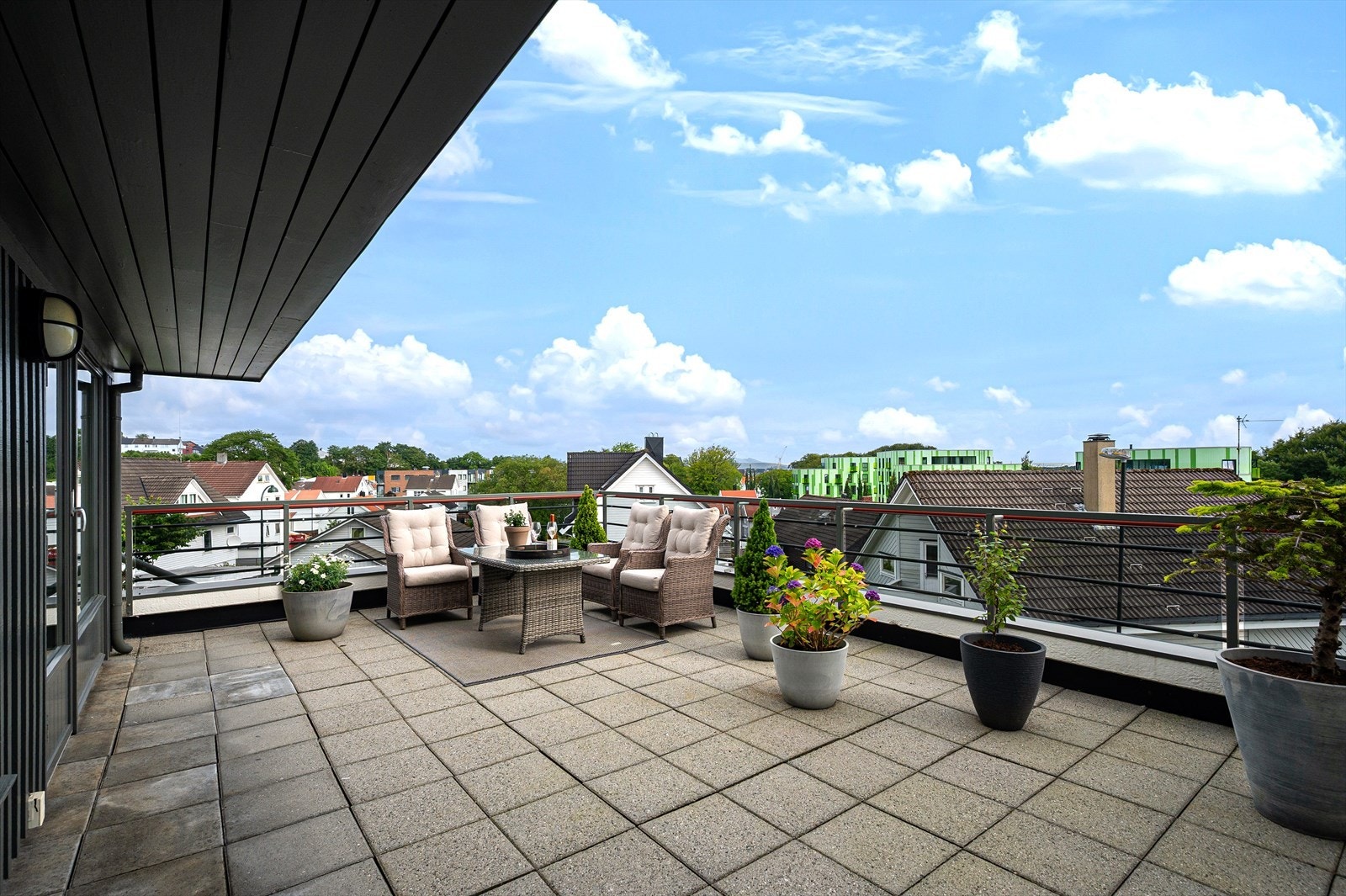 På motsatt side, ved kjøkkenet og spiseområdet, fører en dør ut til en stor takterrasse på hele 31 kvm - et attraktivt uteområde som kan møbleres og brukes etter ønske. Galleribilde
