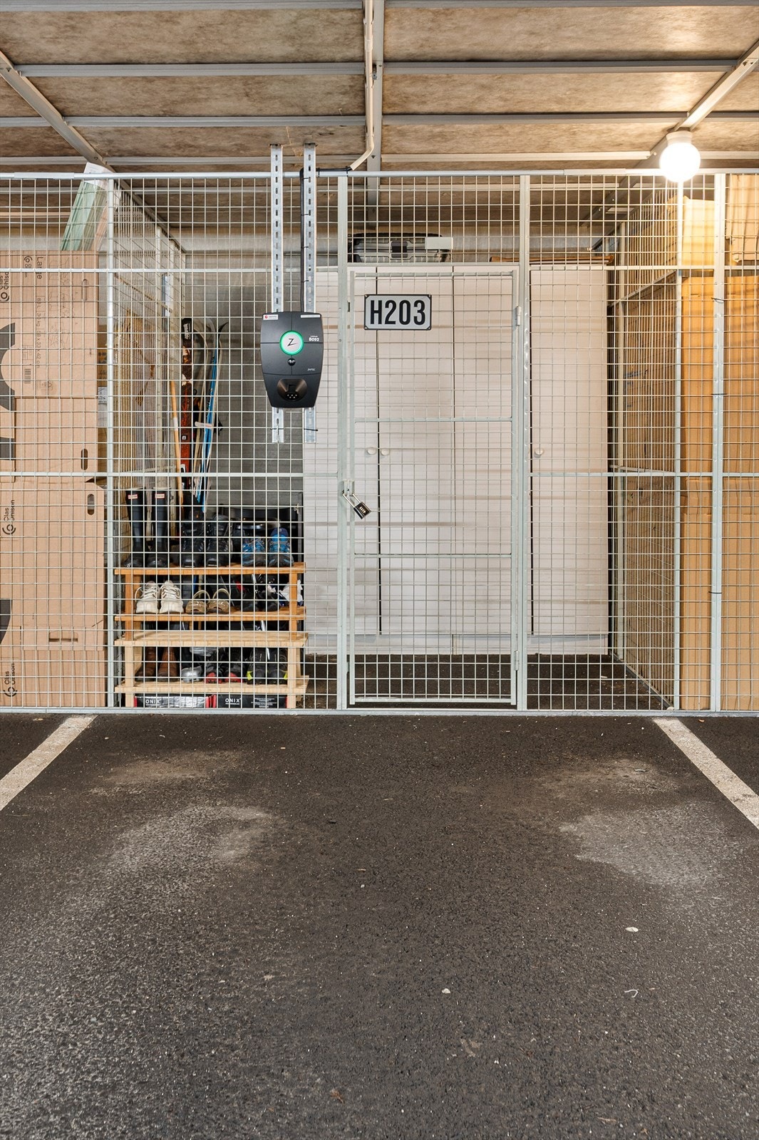Fast parkeringsplass med elbillader i lukket anlegg. Sportsbod rett ved, og sameiet tilbyr flere gjesteparkeringer. Galleribilde