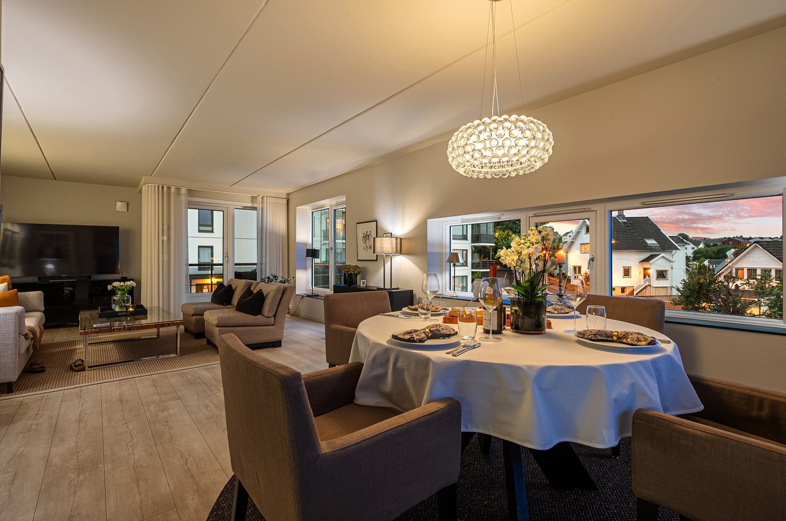 Store vindusflater strekker seg langs hele stuen og gir rikelig med naturlig lys. Galleribilde