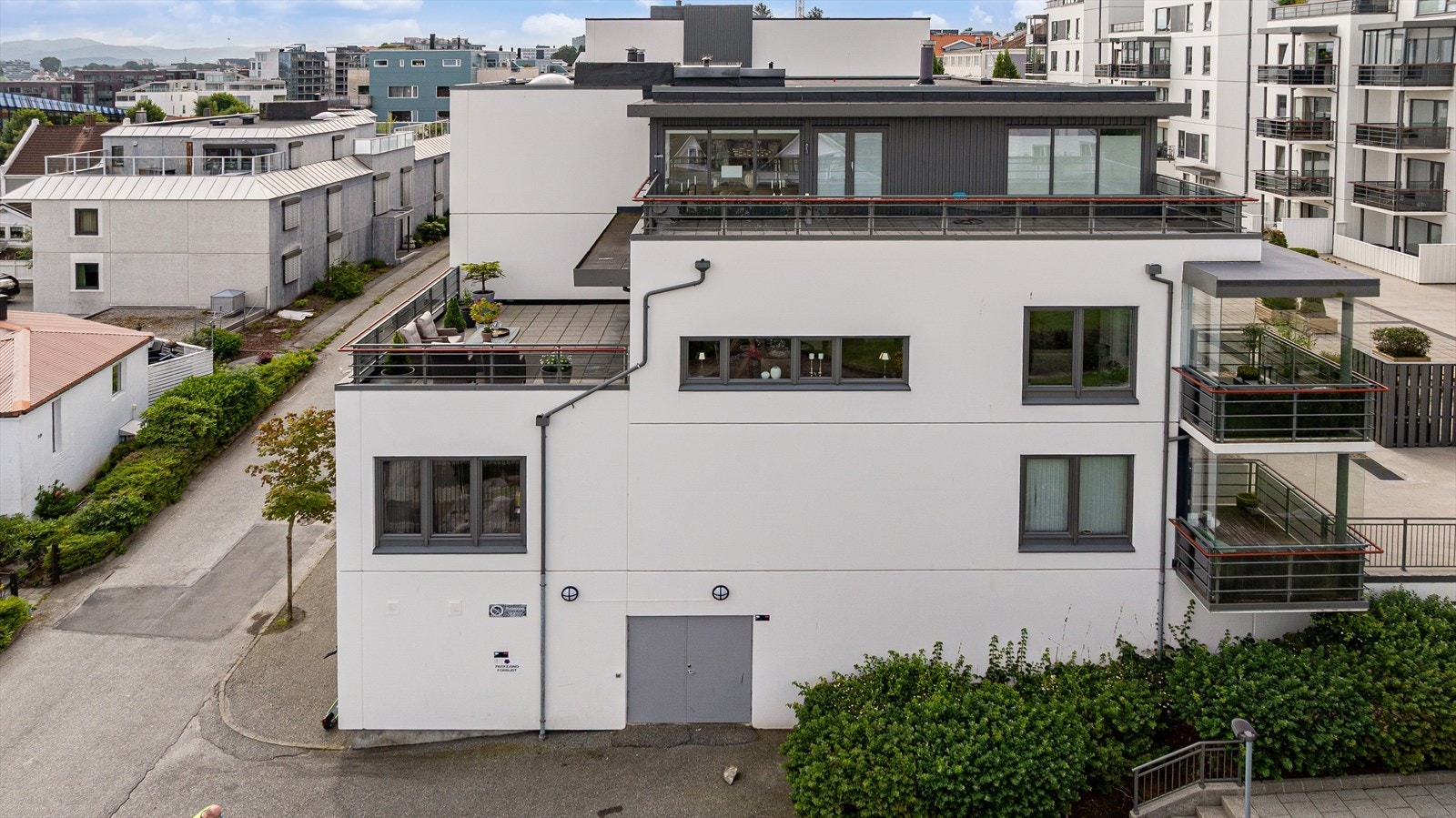 Privat takterrasse (31 kvm), egen balkong (8 kvm) og store vindusflater langs hele etasjen byr på rikelig med naturlig lys. Galleribilde
