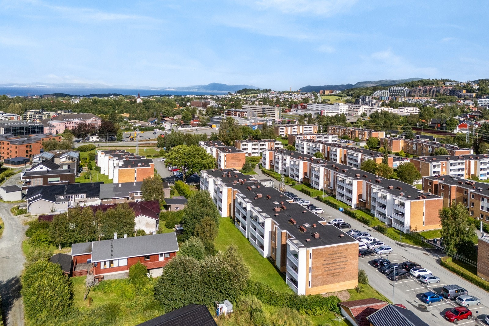Leiligheten er en del av et populært borettslag bestående av til sammen 276 leiligheter. Borettslaget har utover dette store og pent opparbeidede grøntområder med fotballbane, aktivitetspark, lekeplass, grillområder og felleshage. Galleribilde