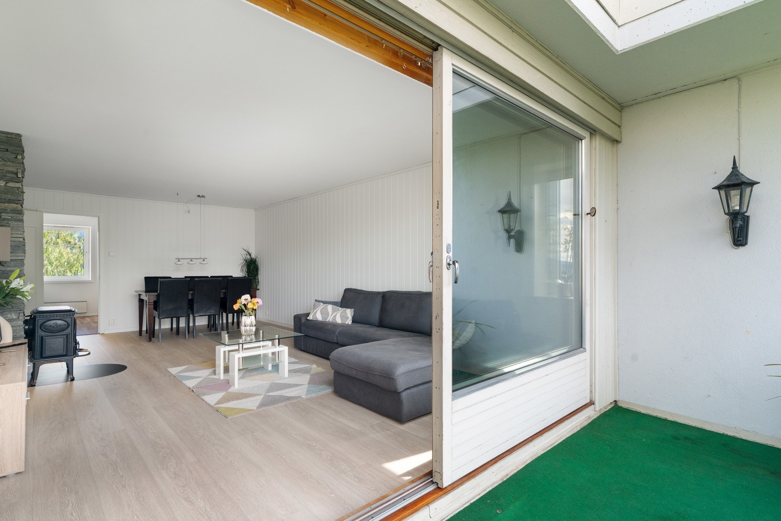 Uteplassen har god plass for utemøblement og grillen. Galleribilde