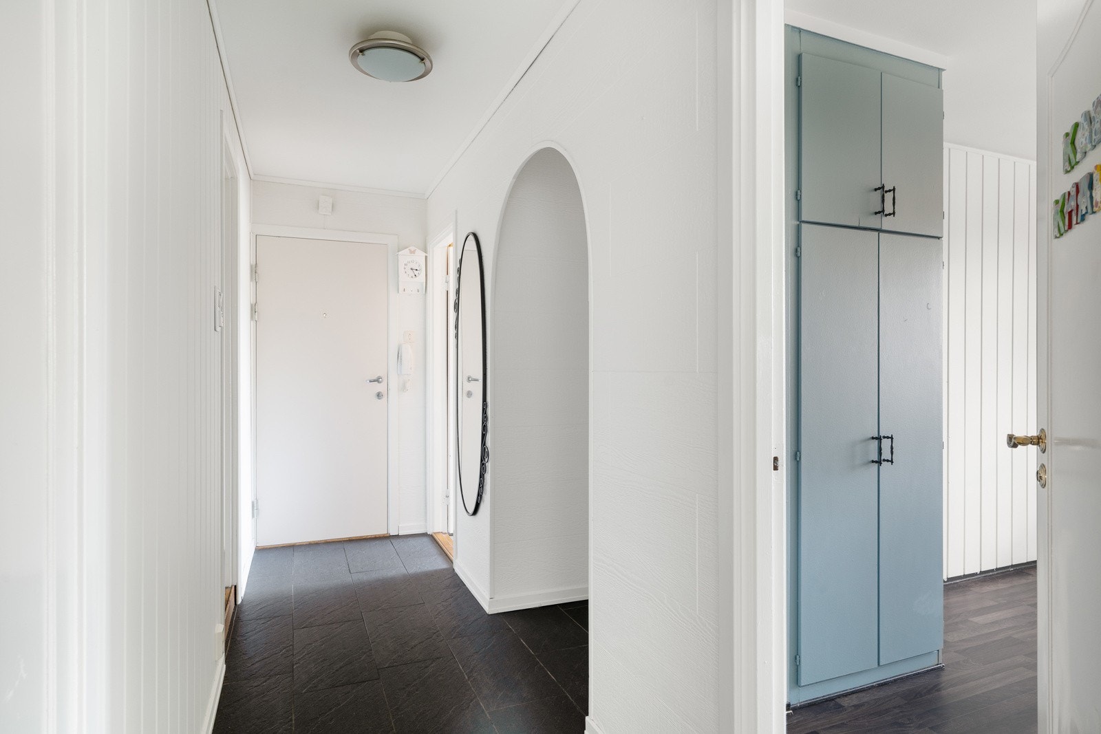 Man kommer inn i leiligheten via en romslig entré hvor det er god plass for oppbevaring av klær og sko. Gangen fordeler seg videre inn til leilighetens baderom, vaskerom, tre soverom og et lyst stueareal. Galleribilde
