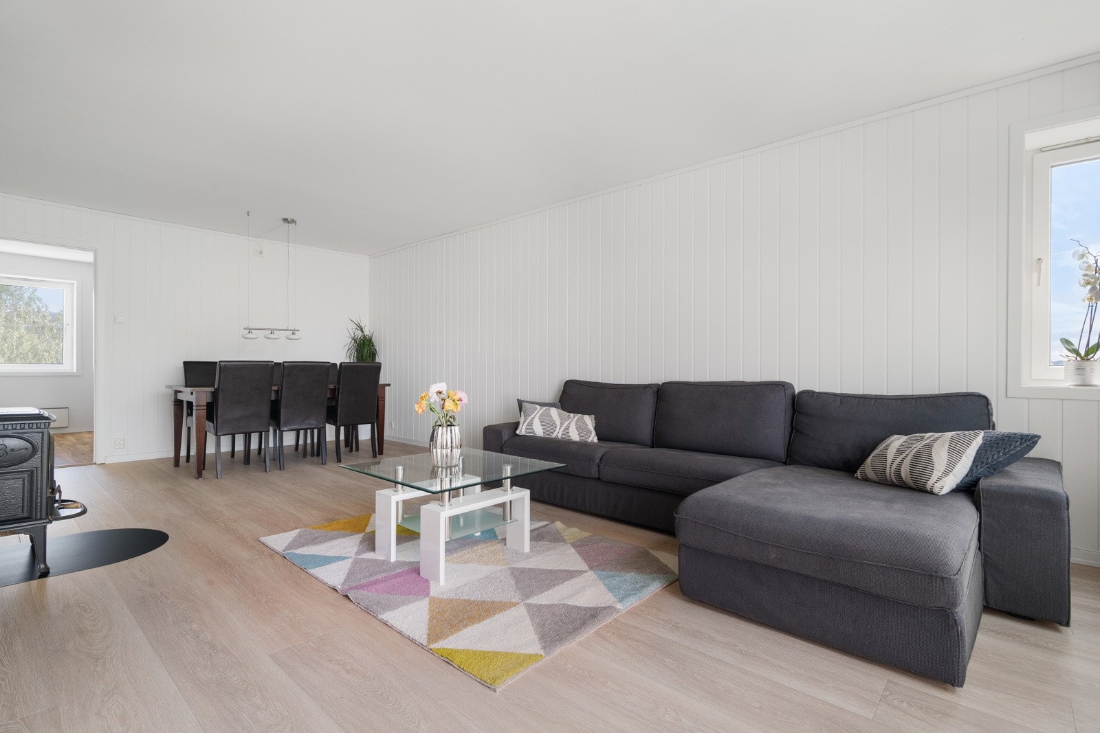 På stuen er det uttak for kabel-TV og bredbånd som inngår i de månedlige felleskostnadene. Galleribilde