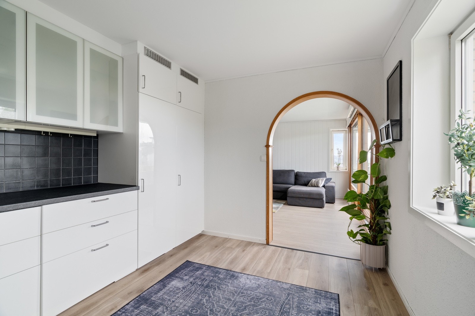 Fra stuen er det glidende overgang inn til leilighetens kjøkken. Galleribilde