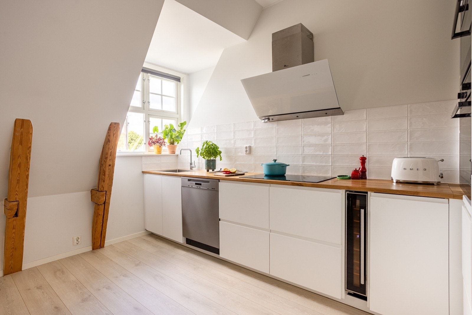 Innredningen består av glatte fronter og heltre benkeplate. Galleribilde