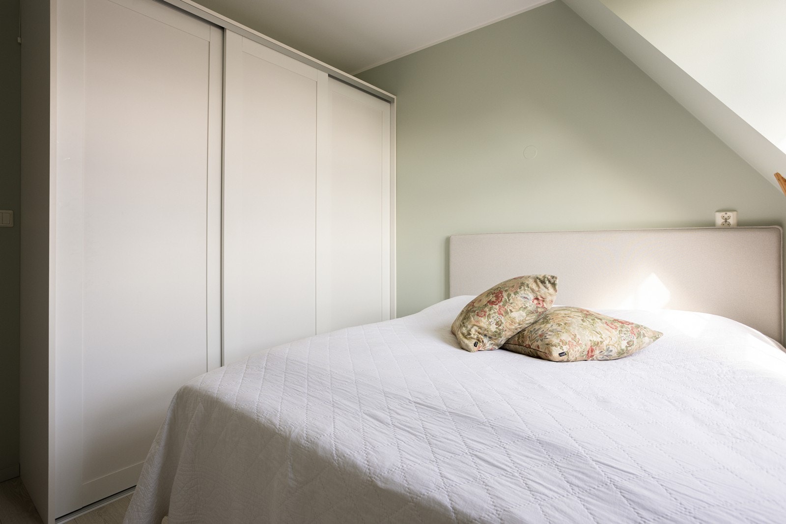 God garderobeløsning på soverommet gir romslig plass til klær og tilbehør. Galleribilde