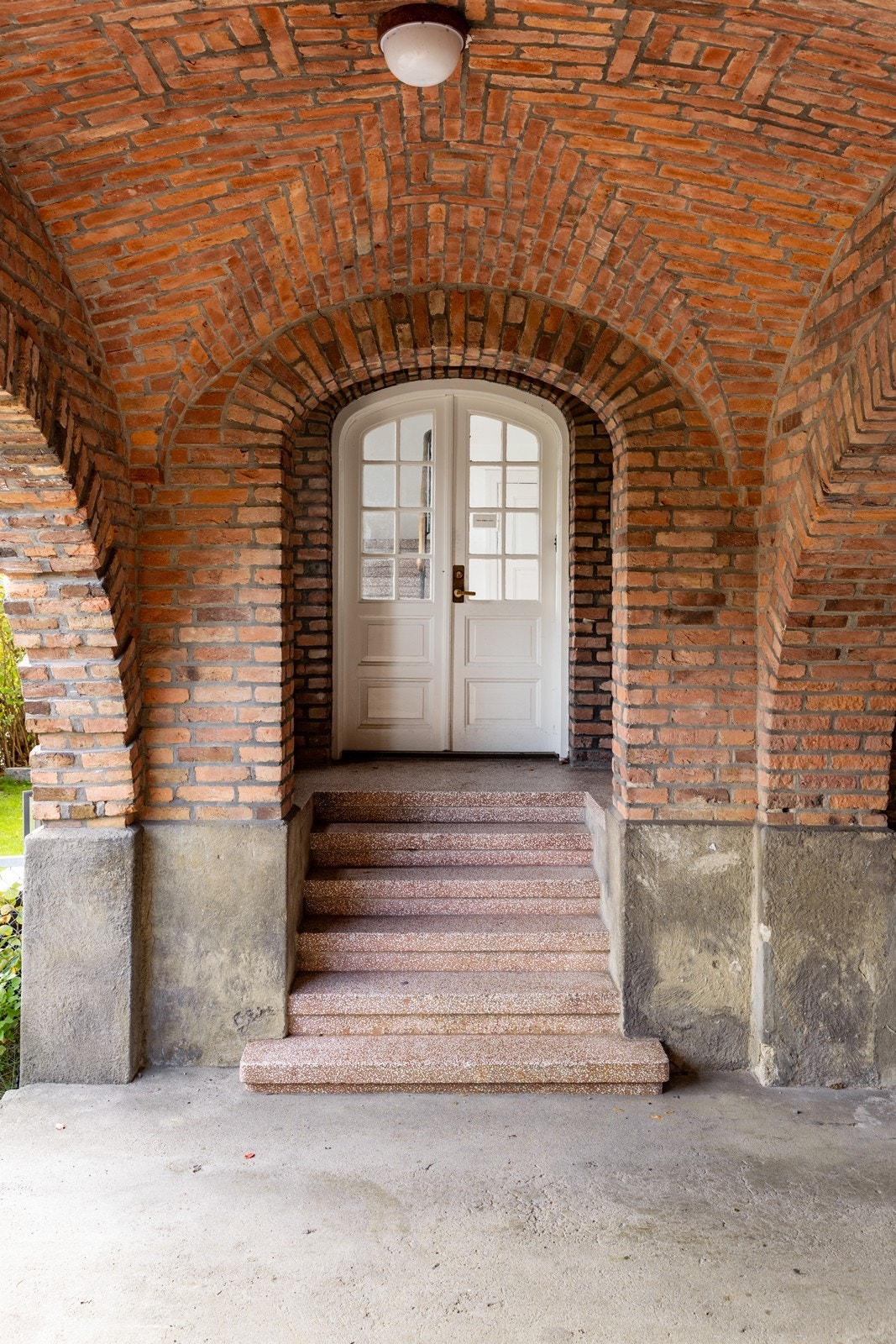 Ullevål Hageby er mer en hundre år gammelt og ble tegnet av arkitekt Oscar Hoff. Et svært pent og unikt inngangsparti. Velkommen inn! Galleribilde