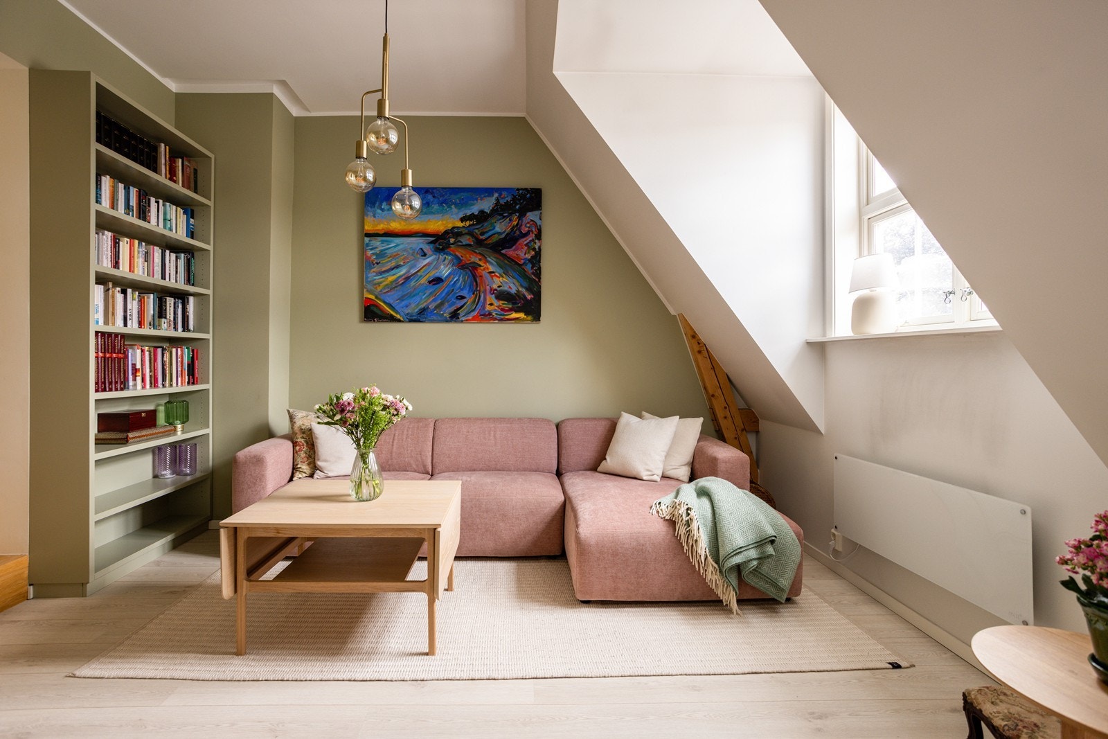 Leiligheten ligger høyt og fint til i byggets 3.etasje med utbygget loft. Galleribilde