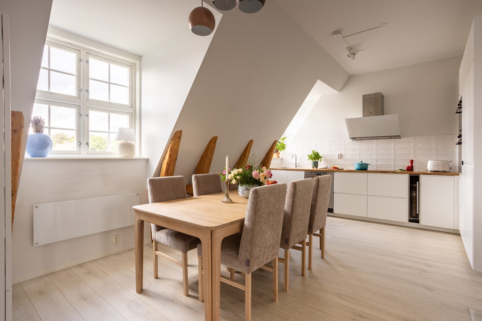 Det er god plass til spisebord, som fungerer som et naturlig samlingspunkt i hverdagen og ved spesielle anledninger. Galleribilde