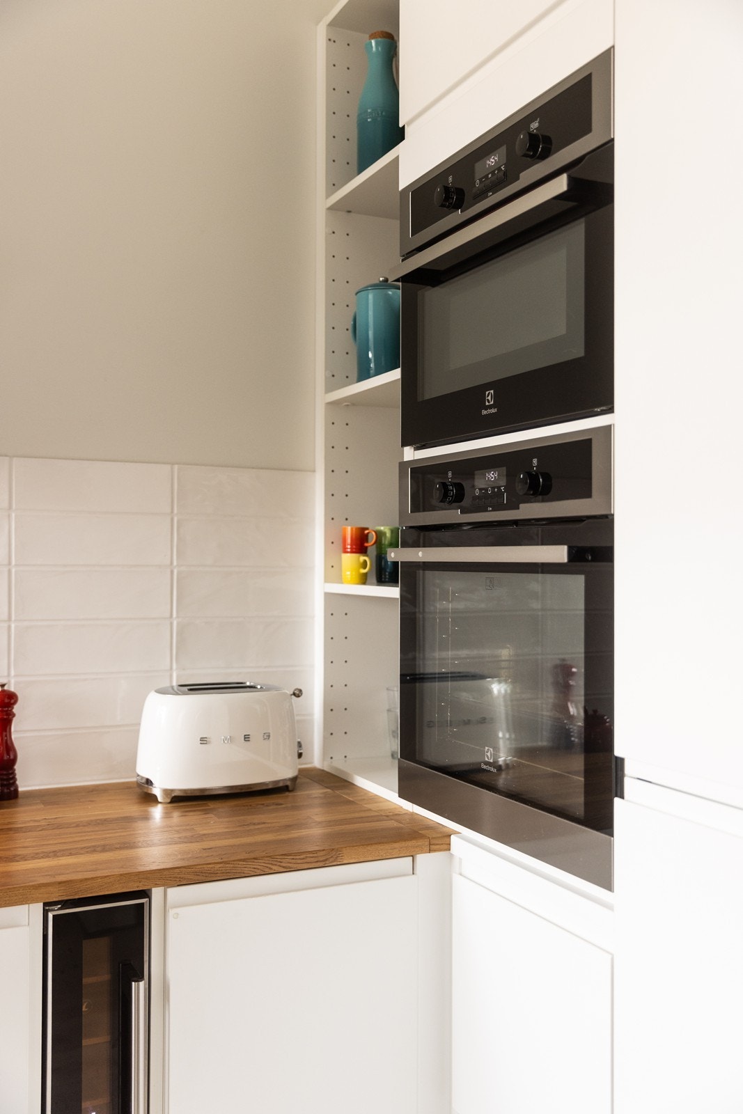 Det er integrerte hvitevarer som to stekeovner, induksjonstopp (80 cm), oppvaskmaskin, vinskap, samt kjøl og frys. Galleribilde