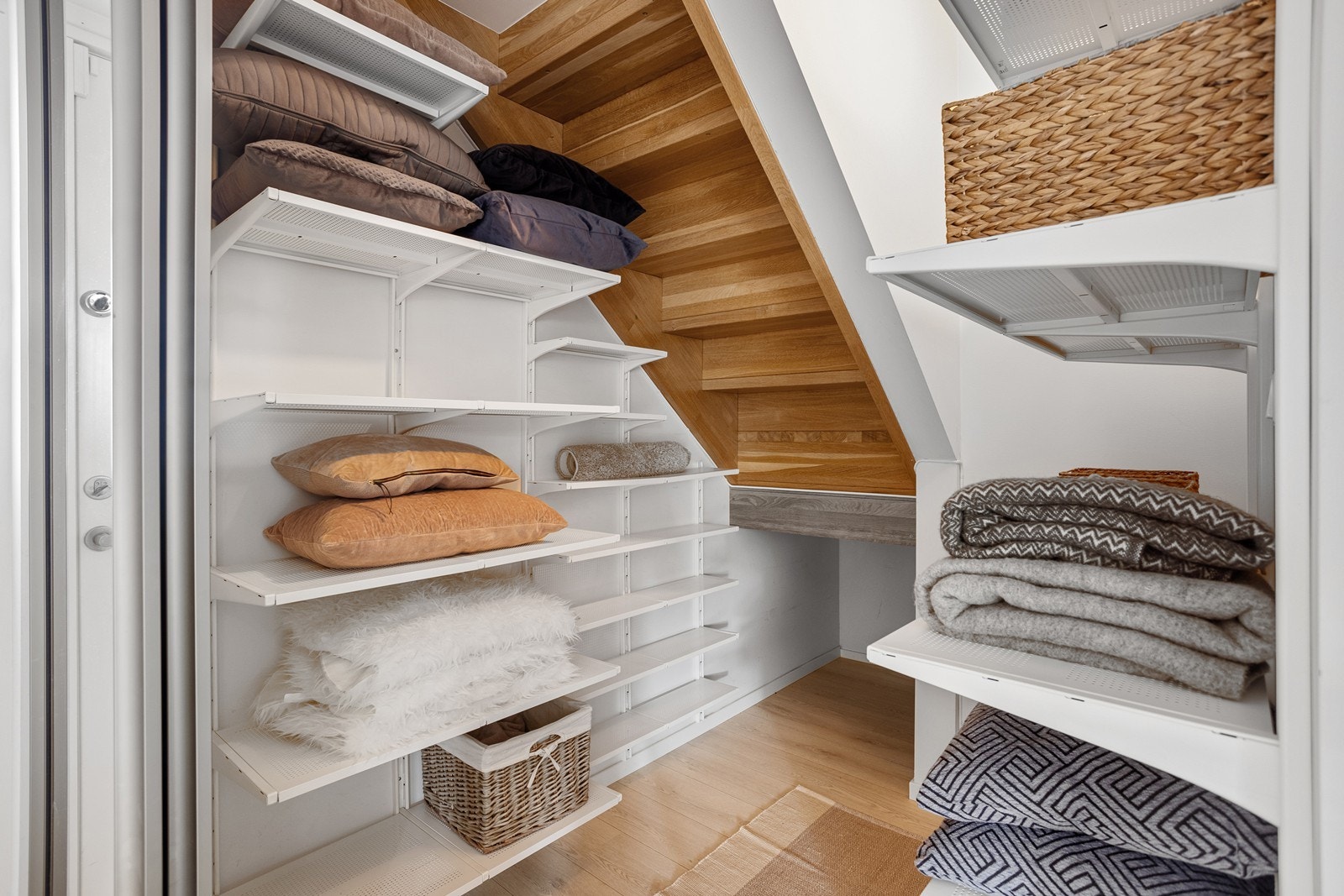 Her er det god plass til oppbevaring av sko og yttertøy. Leiligheten har også flere møbelsnekrede løsninger som blant annet garderobeskap og kommode på soverom, vitrineskap og bokhylle i stuen og skapene på loftet. Galleribilde