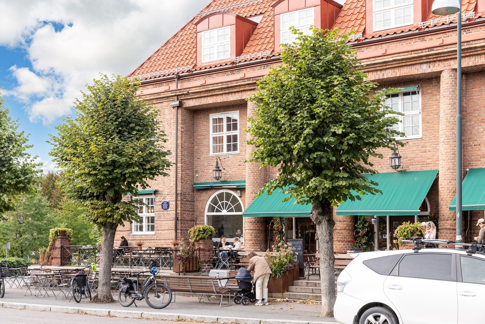 Beliggenheten på Damplassen gir umiddelbar nærhet til blant annet nabolagskafé og bakeri, fontene med hyggelige sitteplasser og grøntareal i Harald Hals' park med tennisbane. Galleribilde