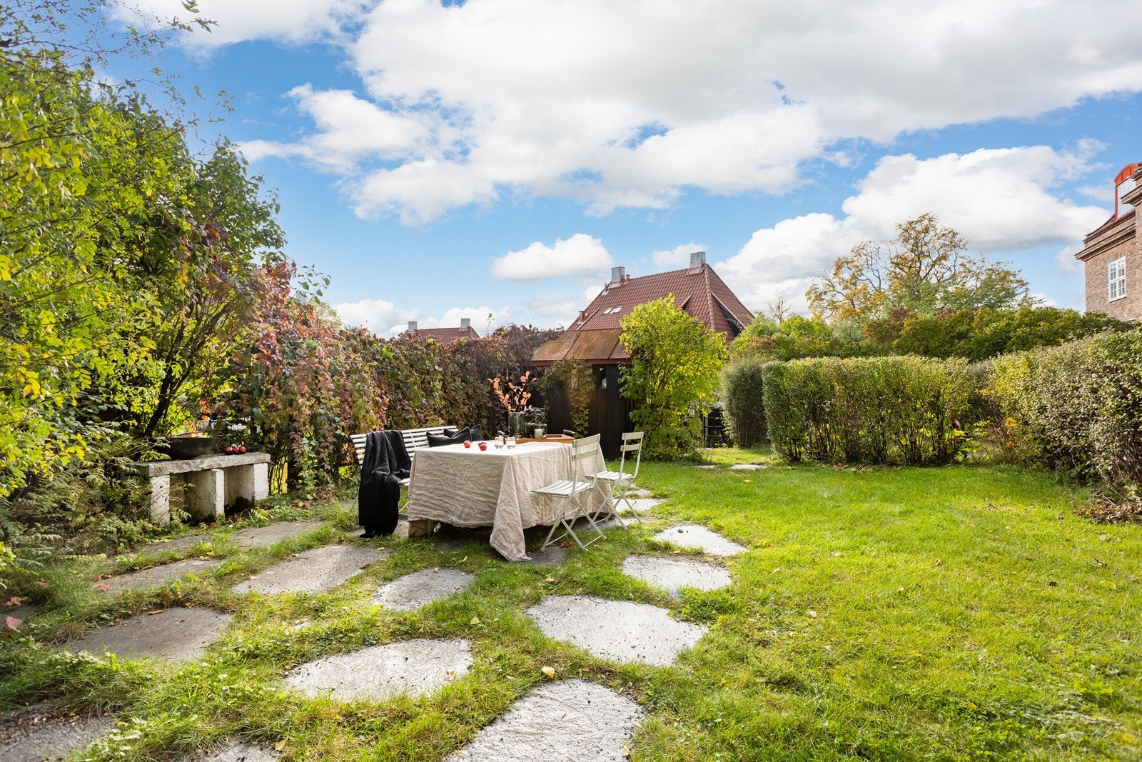 Rett utenfor døren har man enkel tilgang til en felles hageparsell av god størrelse. Galleribilde