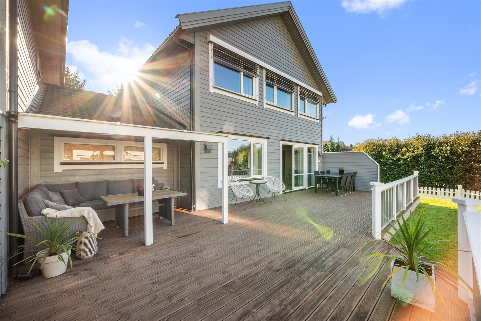 Boligen byr på en herlig terrasse, med ulike soner og et samlet areal på ca. 49 m². Galleribilde