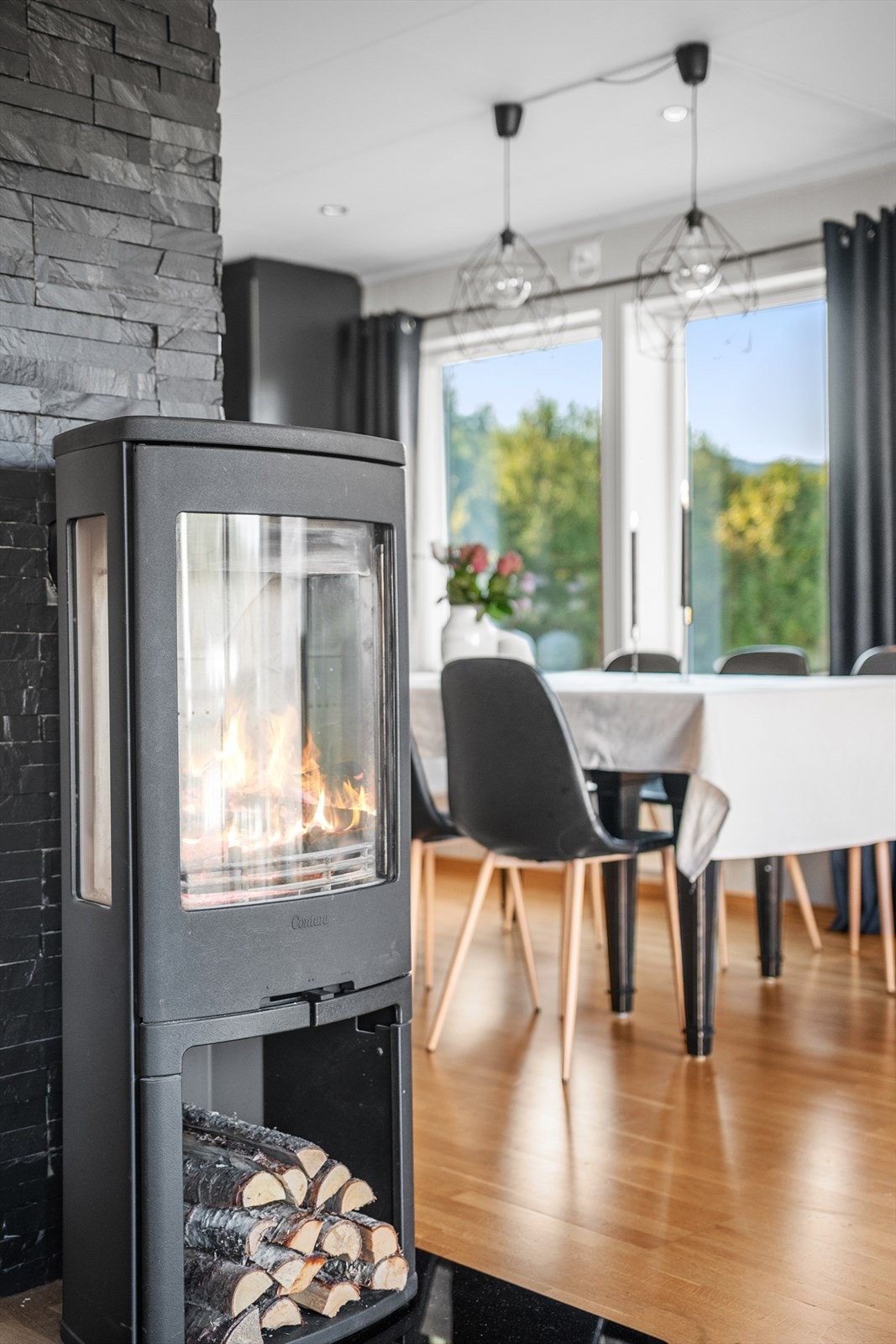 Eneboligen har varmepumpe og vedovn, som sammen sørger for en energieffektiv og behagelig klima gjennom hele året. Galleribilde