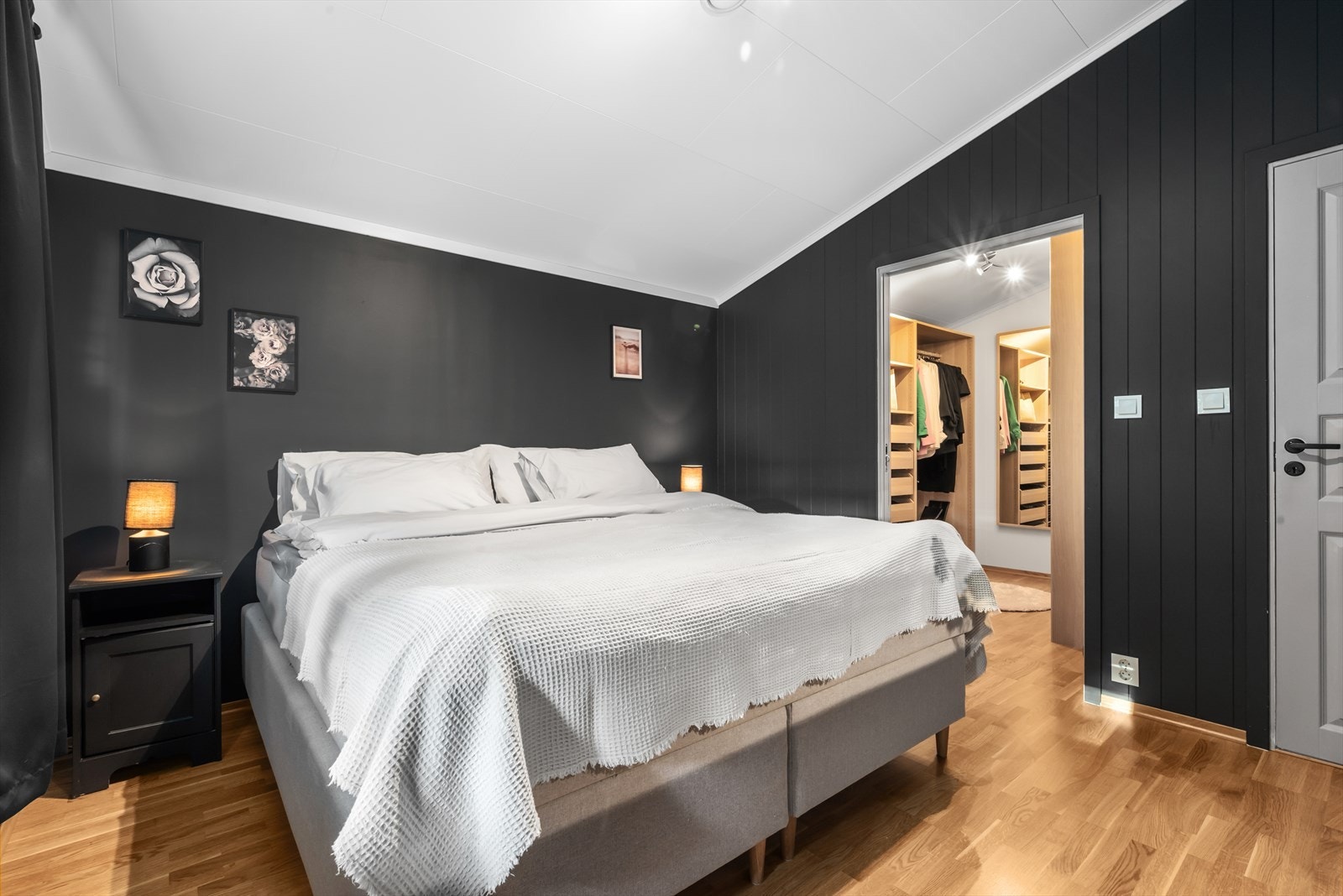 Med tilhørende walk-in-garderobe i eget rom, gis stor fleksibilitet og frihet ved møblering av soverommet. Galleribilde