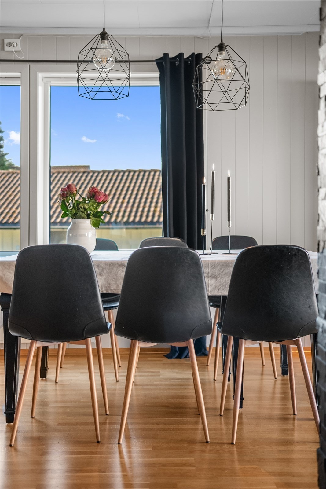 Her er det god plass til spisegruppe, hvor du kan invitere venner og familie til hyggelige måltider. Galleribilde