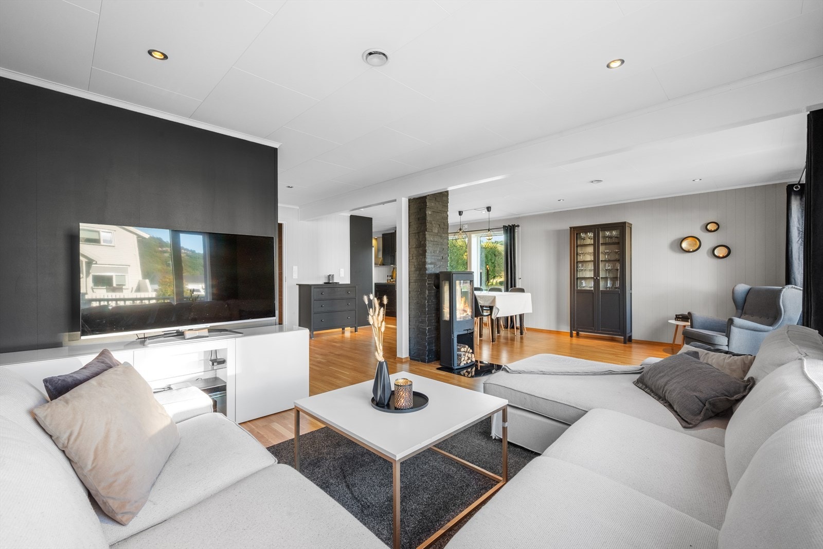 Stue/kjøkken danner et allrom på ca. 45 m². Galleribilde