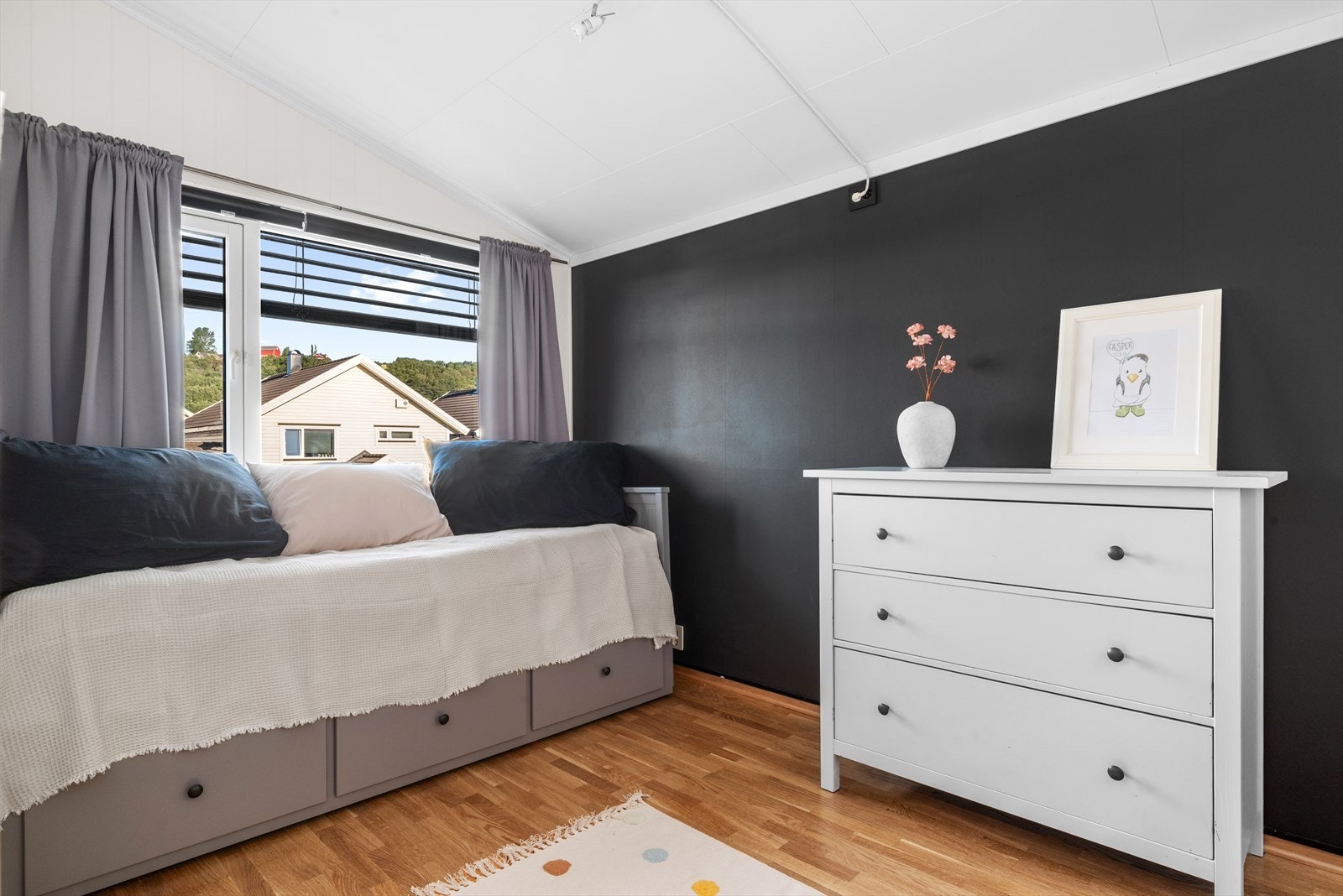 Soverommene har gode vindusflater for naturlig lysinnslipp, og det er montert solskjerming på alle soverommene i tillegg til loftstuen. Galleribilde