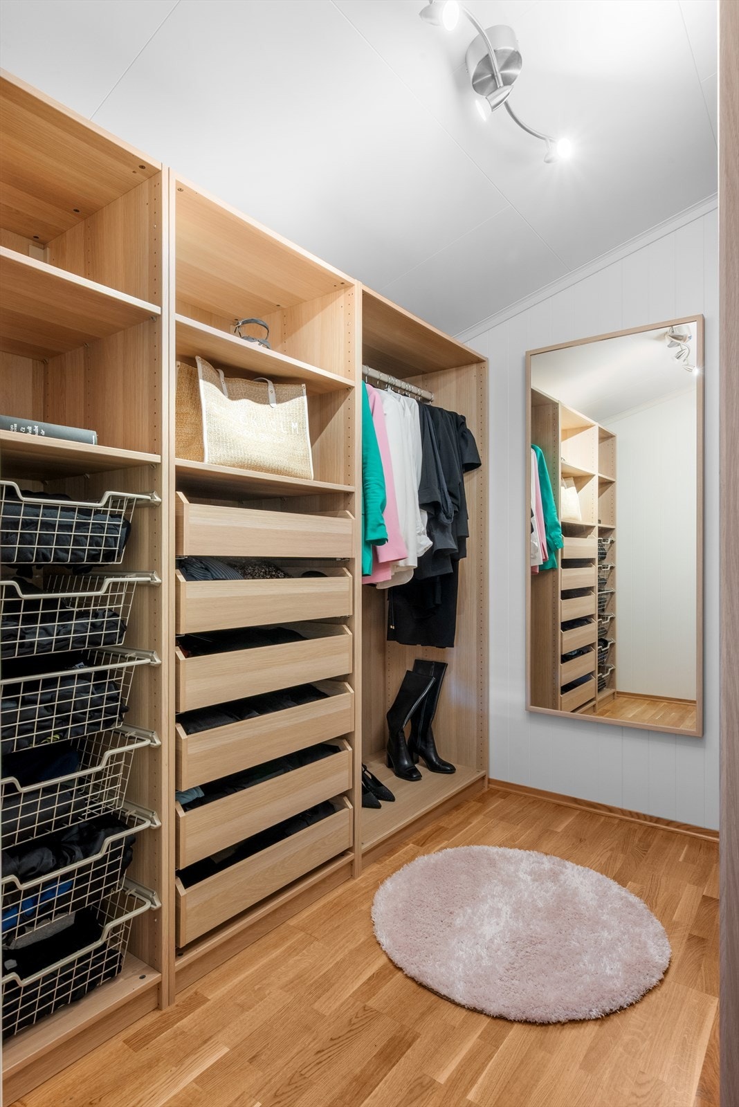 Opplev hverdagsluksusen av romslig walk-in-garderobe på hele 5,5m²! Her får du rikelig med plass til klær, sko og tilbehør. Galleribilde