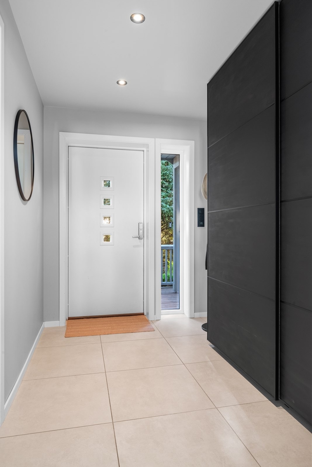 En innbydende entré ønsker deg velkommen inn i boligen. Entréen ble totaloppusset i 2021, med skyvedørsgarderobe. Her får du flislagt gulv med varmekabler for ekstra komfort. Galleribilde