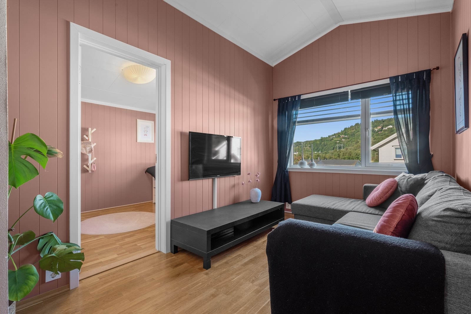 Loftstuen er perfekt som et ekstra oppholdsrom for lek, vennebesøk og avslapning. Loftstuen og soverommene haren gjennomgående standard med parkett på gulv, panelplater på vegger og takess i himling. Galleribilde