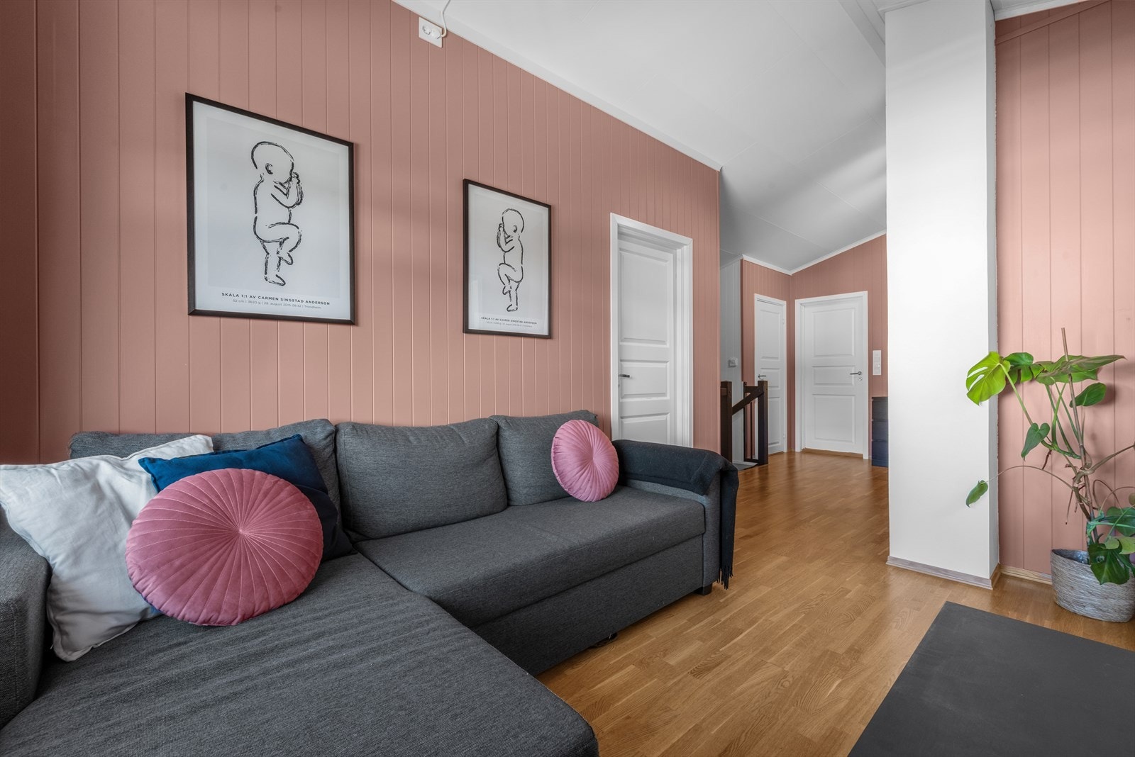 Loftstuen og gangen er på ca. 20,5 m². Galleribilde