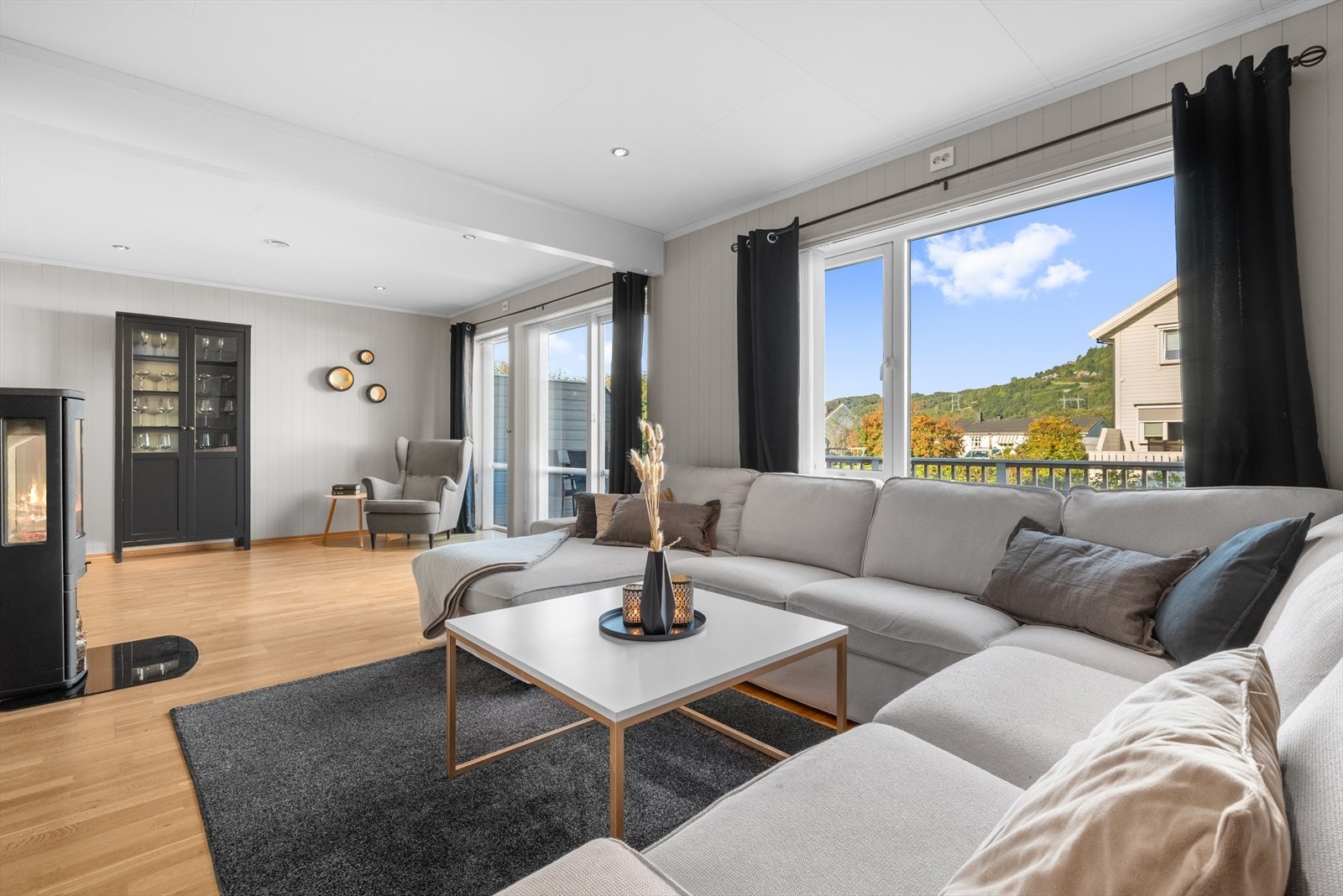 Den åpne planløsningen gjør rommet både sosialt og fleksibelt, og herfra har du direkte tilgang ut til terrassen - perfekt for å forlenge stuen på sommerhalvåret. Galleribilde