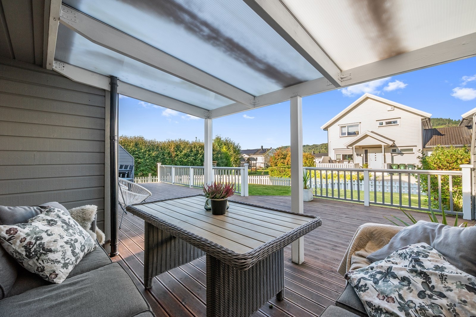 Terrassen har fantastiske solforhold fra morgen til kveld! På den ene siden er det et delvis overbygg som gjør det mulig å nyte både varme sommerdager og rolige kvelder - uansett vær. Galleribilde
