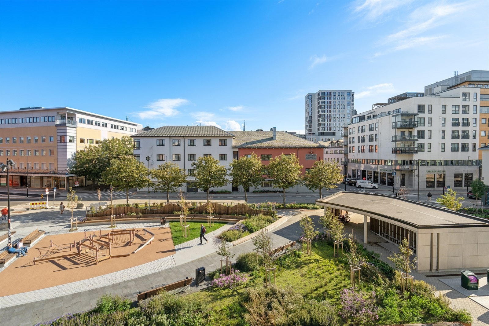 Etablert flott lekeplass og vakre grøntarealer rett utenfor. Galleribilde